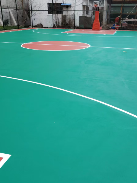 越秀 球场长期使用易出现地面开裂